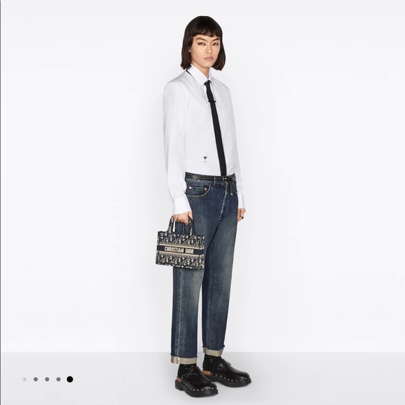 MINI DIOR BOOK TOTE
Gray Dior Oblique Embroidery (24 x 22.5 x 8 cm) - Picture 5 of 7